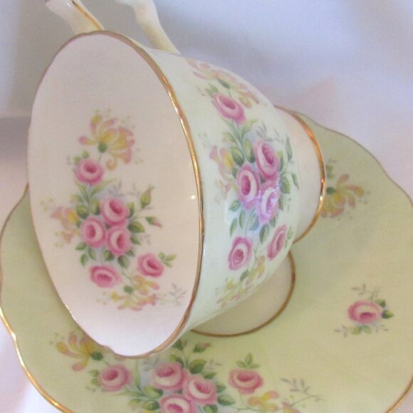 Aynsley Teacup and Saucer Romantic Roses on Soft Green, Crocus Shape, Gilt I253 - Picture 4 of 10